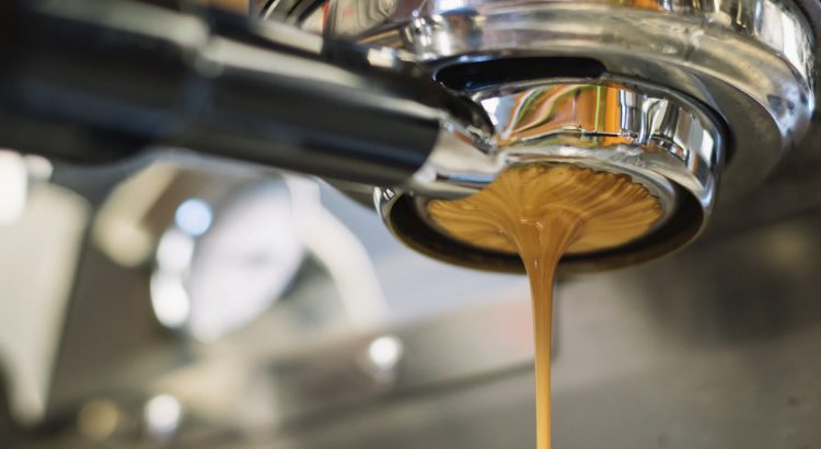 Frisch gekochter Kaffee läuft aus einer Kaffeemaschine